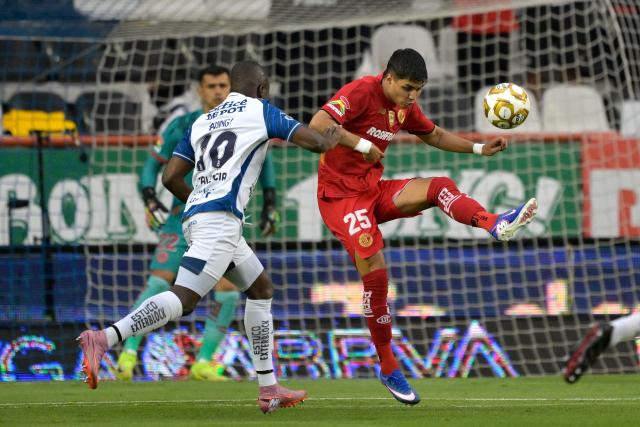 Pachuca's Ecuadorian forward #10 Enner Valencia and Toluca's forward #25 Everardo Lopez del Villar fight for the ball during the Liga MX Clausura quarter-finals second leg football match between Pachuca and Toluca at Miguel Hidalgo stadium in Pachuca, Hidalgo state, Mexico on May 10, 2026. (Photo by Alfredo ESTRELLA / AFP)