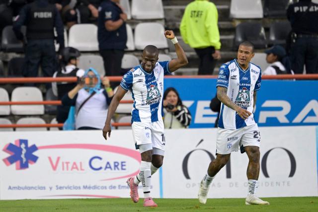 Pachuca's Ecuadorian forward #10 Enner Valencia (L) celebrates after scoring his team's first goal next to teammate Brazilian forward #29 Kenedy (R) during the Liga MX Clausura quarter-finals second leg football match between Pachuca and Toluca at Miguel Hidalgo stadium in Pachuca, Hidalgo state, Mexico on May 10, 2026. (Photo by Alfredo ESTRELLA / AFP)