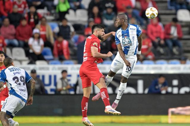 Pachuca's Ecuadorian forward #10 Enner Valencia (R) and Toluca's Uruguayan defender #04 Bruno Mendez (C) fight for the ball during the Liga MX Clausura quarter-finals second leg football match between Pachuca and Toluca at Miguel Hidalgo stadium in Pachuca, Hidalgo state, Mexico on May 10, 2026. (Photo by Alfredo ESTRELLA / AFP)