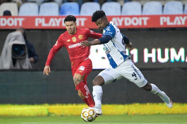 Toluca's forward #15 Pavel Perez (L) and Pachuca's Brazilian defender #04 Eduardo Bauermann (R) fight for the ball during the Liga MX Clausura quarter-finals second leg football match between Pachuca and Toluca at Miguel Hidalgo stadium in Pachuca, Hidalgo state, Mexico on May 10, 2026. (Photo by Alfredo ESTRELLA / AFP)