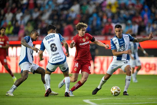 (L-R) Pachuca's Brazilian forward #29 Kenedy, Pachuca's midfielder #08 Victor Guzman, Toluca's midfielder #14 Marcel Ruiz, and Pachuca's Colombian midfielder #16 Christian Rivera fight for the ball during the Liga MX Clausura quarter-finals second leg football match between Pachuca and Toluca at Miguel Hidalgo stadium in Pachuca, Hidalgo state, Mexico on May 10, 2026. (Photo by Alfredo ESTRELLA / AFP)
