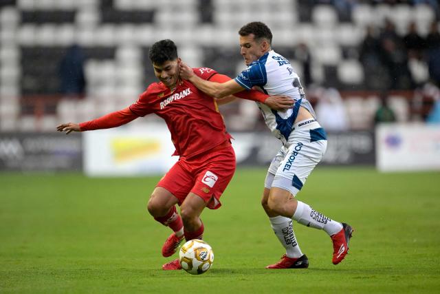 Toluca's defender #02 Diego Barbosa (L) and Pachuca's Moroccan forward #11 Oussama Idrissi (R) fight for the ball during the Liga MX Clausura quarter-finals second leg football match between Pachuca and Toluca at Miguel Hidalgo stadium in Pachuca, Hidalgo state, Mexico on May 10, 2026. (Photo by Alfredo ESTRELLA / AFP)