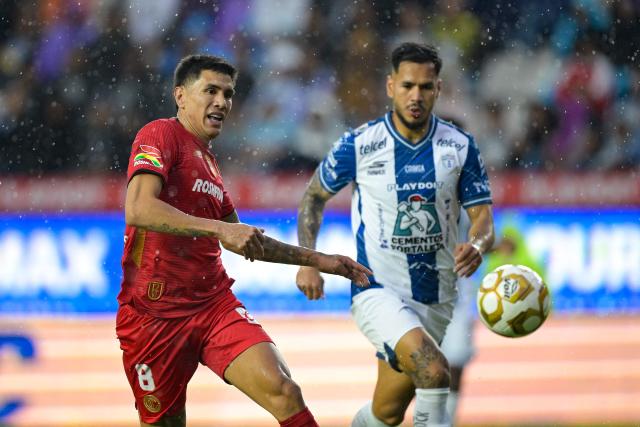 Toluca's Argentine midfielder #08 Nicolas Castro looks at the ball during the Liga MX Clausura quarter-finals second leg football match between Pachuca and Toluca at Miguel Hidalgo stadium in Pachuca, Hidalgo state, Mexico on May 10, 2026. (Photo by Alfredo ESTRELLA / AFP)