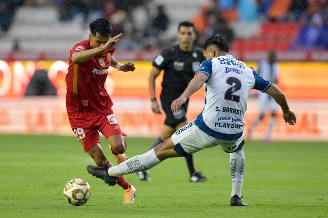 Toluca's midfielder #29 Jorge Diaz and Pachuca's Argentine defender #02 Sergio Barreto fight for the ball during the Liga MX Clausura quarter-finals second leg football match between Pachuca and Toluca at Miguel Hidalgo stadium in Pachuca, Hidalgo state, Mexico on May 10, 2026. (Photo by Alfredo ESTRELLA / AFP)