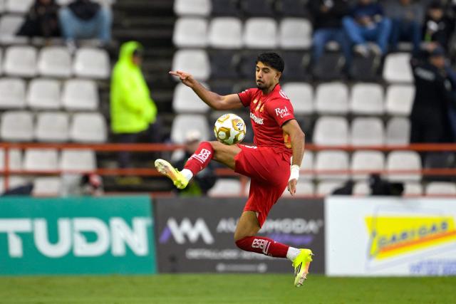 Toluca's defender #17 Mauricio Isais controls the ball during the Liga MX Clausura quarter-finals second leg football match between Pachuca and Toluca at Miguel Hidalgo stadium in Pachuca, Hidalgo state, Mexico on May 10, 2026. (Photo by Alfredo ESTRELLA / AFP)