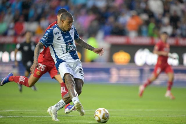 Pachuca's Brazilian forward #29 Kenedy kicks the ball and scores his team's second goal during the Liga MX Clausura quarter-finals second leg football match between Pachuca and Toluca at Miguel Hidalgo stadium in Pachuca, Hidalgo state, Mexico on May 10, 2026. (Photo by Alfredo ESTRELLA / AFP)
