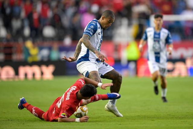 Toluca's forward #25 Everardo Lopez del Villar (L) and Pachuca's Brazilian forward #29 Kenedy (R) fight for the ball during the Liga MX Clausura quarter-finals second leg football match between Pachuca and Toluca at Miguel Hidalgo stadium in Pachuca, Hidalgo state, Mexico on May 10, 2026. (Photo by Alfredo ESTRELLA / AFP)