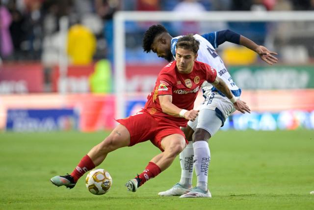Toluca's Uruguayan forward #27 Franco Rossi (L) and Pachuca's Brazilian defender #04 Eduardo Bauermann (R) fight for the ball during the Liga MX Clausura quarter-finals second leg football match between Pachuca and Toluca at Miguel Hidalgo stadium in Pachuca, Hidalgo state, Mexico on May 10, 2026. (Photo by Alfredo ESTRELLA / AFP)