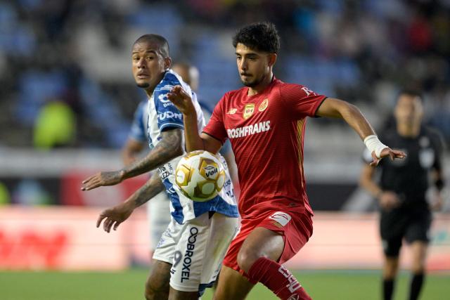 Toluca's defender #17 Mauricio Isais (R) controls the ball past Pachuca's Brazilian forward #29 Kenedy (L) during the Liga MX Clausura quarter-finals second leg football match between Pachuca and Toluca at Miguel Hidalgo stadium in Pachuca, Hidalgo state, Mexico on May 10, 2026. (Photo by Alfredo ESTRELLA / AFP)
