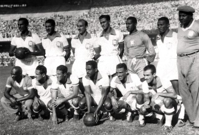 (FILES) The Brazilian national soccer team poses before its World Cup first round match against Mexico on June 24, 1950 in Rio de Janeiro. (Standing, from L : Ely Do Amparo, Juvenal, Augusto, Danilo Alvim, Barbosa, Bigode; front row, from 2nd L : Maneca, Ademir, Baltazar, Jaпr, Friaca). The world was beginning to recover from the devastation of the Second World War (1939–1945) when FIFA decided in 1946, during a congress in Luxembourg, to hold the fourth World Cup, a trophy which from that moment on came to be known as the Jules Rimet Cup in honour of the tournament’s founder. Only one country put itself forward to host the tournament: Brazil, where football had already become a national passion. The Brazilian authorities decided to impress by building the world’s largest stadium in Rio de Janeiro, the Maracana, a venue with a capacity of 200,000. (Photo by AFP)
