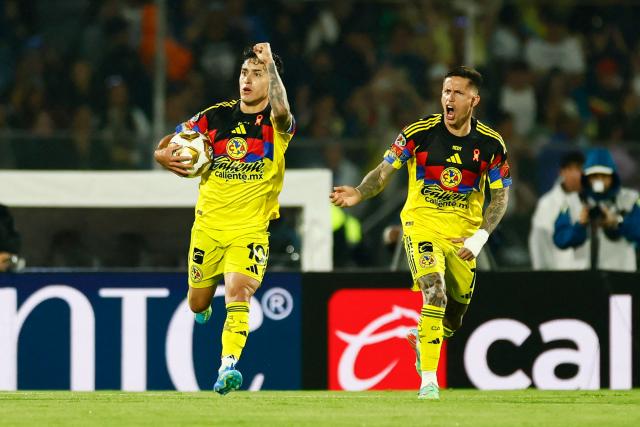 America's US forward #10 Alejandro Zendejas reacts after scoring his team's second goal from the penalty spot during the Liga MX Clausura quarter-final second leg football match between Pumas and America at Olimpico Universitario stadium in Mexico City on May 10, 2026. (Photo by Rodrigo Oropeza / AFP)