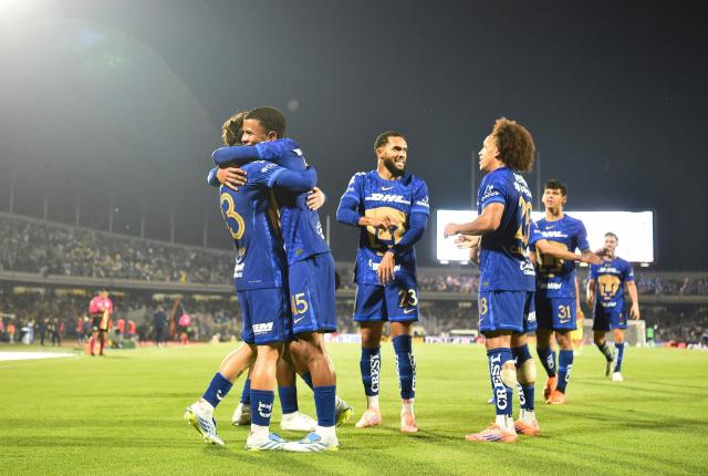 Pumas' midfielder #33 Jordan Carrillo (L) celebrates with teammates after scoring his team's third goal during the Liga MX Clausura quarter-final second leg football match between Pumas and America at Olimpico Universitario stadium in Mexico City on May 10, 2026. (Photo by Rodrigo Oropeza / AFP)