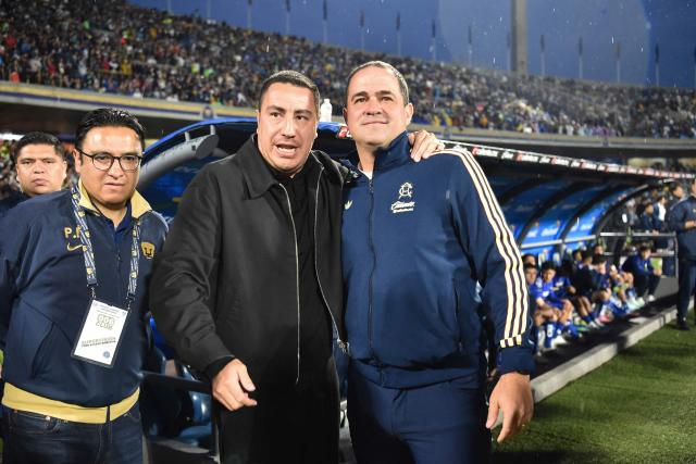 Pumas' head coach Efrain Juarez and America's Brazilian head coach Andre Jardine chat before the Liga MX Clausura quarter-final second leg football match between Pumas and America at Olimpico Universitario stadium in Mexico City on May 10, 2026. (Photo by Rodrigo Oropeza / AFP)