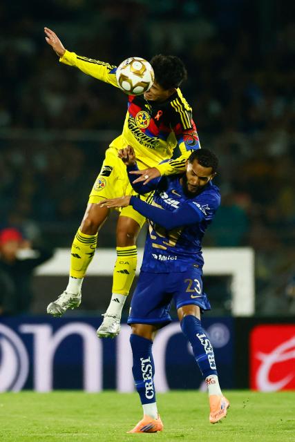 America's defender #29 Ramon Juarez and Pumas' Brazilian forward #23 Juninho Vieira fight for the ball during the Liga MX Clausura quarter-final second leg football match between Pumas and America at Olimpico Universitario stadium in Mexico City on May 10, 2026. (Photo by Rodrigo Oropeza / AFP)