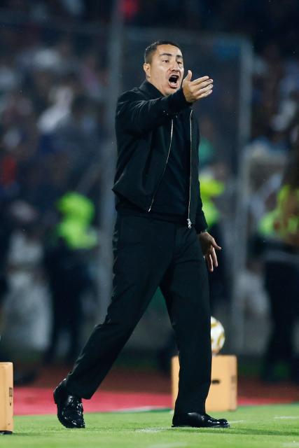 Pumas' head coach Efrain Juarez gestures during the Liga MX Clausura quarter-final second leg football match between Pumas and America at Olimpico Universitario stadium in Mexico City on May 10, 2026. (Photo by Rodrigo Oropeza / AFP)