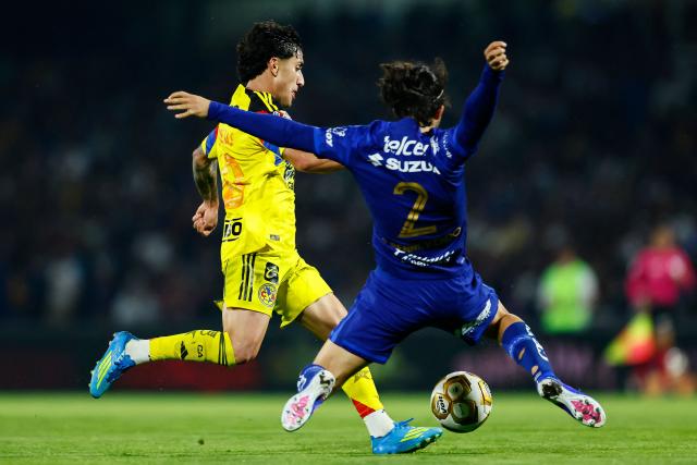 America's US forward #10 Alejandro Zendejas (L) and Pumas' defender #02 Pablo Bennevendo  fight for the ball during the Liga MX Clausura quarter-final second leg football match between Pumas and America at Olimpico Universitario stadium in Mexico City on May 10, 2026. (Photo by Rodrigo Oropeza / AFP)