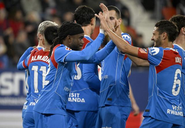 Atletico Madrid's English forward #22 Ademola Lookman celebrates with teammates scoring his team's first goal from the penalty spot during the Spanish league football match between CA Osasuna and Club Atletico de Madrid at El Sadar Stadium in Pamplona on May 12, 2026. (Photo by ANDER GILLENEA / AFP)