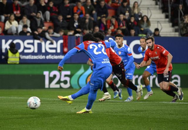 Atletico Madrid's English forward #22 Ademola Lookman scores his team's first goal from the penalty spot during the Spanish league football match between CA Osasuna and Club Atletico de Madrid at El Sadar Stadium in Pamplona on May 12, 2026. (Photo by ANDER GILLENEA / AFP)