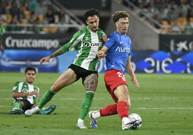 Real Betis' Brazilian forward #07 Antony fights for the ball with Elche's Austrian defender #22 David Affengruber during the Spanish league football match between Real Betis and Elche CF at Benito Villamarin Stadium in Seville on May 12, 2026. (Photo by CRISTINA QUICLER / AFP)