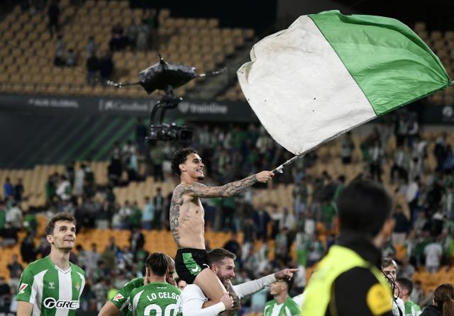 Real Betis' Brazilian forward #07 Antony celebrates with teammates at the end of the Spanish league football match between Real Betis and Elche CF at Benito Villamarin Stadium in Seville on May 12, 2026. Betis has sealed its ticket to the 2026-27 Champions League by securing LaLiga’s fifth place. (Photo by CRISTINA QUICLER / AFP)