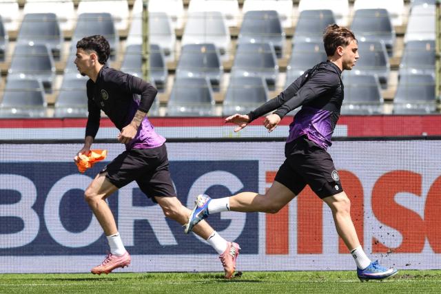RSC Anderlecht's Belgian forward #83 Tristan Degreef (L) and RSC Anderlecht's Serbian forward #09 Mihajlo Cvetkovic take part in a training session on the eve of the Belgian Cup final football match between Royale Union Saint-Gilloise and RSC Anderlecht in Brussels on May 13, 2026 in Brussels. (Photo by BRUNO FAHY / Belga / AFP) / Belgium OUT
