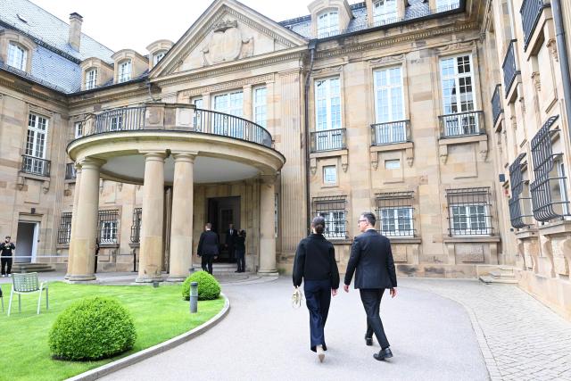 Baden-Wuerttemberg's new State Premier Cem Oezdemir (R) of the Greens and his wife Flavia Zaka arrive at Villa Reitzenstein in Stuttgart, southern Germany, after Oezdemir took over the post, on May 13, 2026.  (Photo by Bernd Weißbrod / POOL / AFP)