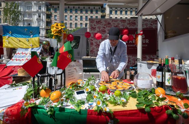 A man prepares Portuguese specialties during the ESC side event 'Eurovision Market Contest' at Vienna's Naschmarkt, Austria, where several food and souvenir stalls from different ESC participating countries take part, on May 13, 2026. (Photo by Joe Klamar / AFP)