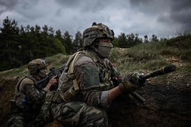 French Foreign Legion paratrooper from the 2nd Foreign Parachute Regiment (2e REP) take part in a trench assault during exercise LIBECCIU 2026, in La Courtine, central France, on May 13, 2026. More than 700 légionnaires are deployed across two French regions for the ten-day field exercise, sharpening the night-warfare and rapid-redeployment skills that define the Legion's airborne identity. (Photo by Philippe LOPEZ / AFP)