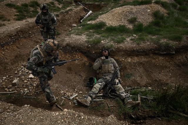 French Foreign Legion paratrooper from the 2nd Foreign Parachute Regiment (2e REP) take part in a trench assault during exercise LIBECCIU 2026, in La Courtine, central France, on May 13, 2026. More than 700 légionnaires are deployed across two French regions for the ten-day field exercise, sharpening the night-warfare and rapid-redeployment skills that define the Legion's airborne identity. (Photo by Philippe LOPEZ / AFP)