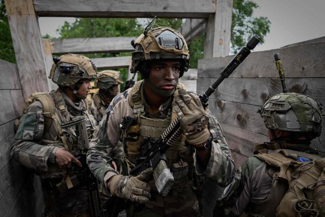 French Foreign Legion paratrooper from the 2nd Foreign Parachute Regiment (2e REP) take part in a trench assault during exercise LIBECCIU 2026, in La Courtine, central France, on May 13, 2026. More than 700 légionnaires are deployed across two French regions for the ten-day field exercise, sharpening the night-warfare and rapid-redeployment skills that define the Legion's airborne identity. (Photo by Philippe LOPEZ / AFP)