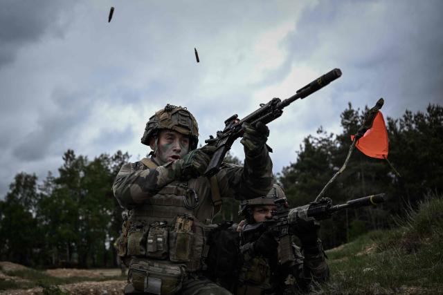 French Foreign Legion paratrooper from the 2nd Foreign Parachute Regiment (2e REP) take part in a trench assault during exercise LIBECCIU 2026, in La Courtine, central France, on May 13, 2026. More than 700 légionnaires are deployed across two French regions for the ten-day field exercise, sharpening the night-warfare and rapid-redeployment skills that define the Legion's airborne identity. (Photo by Philippe LOPEZ / AFP)
