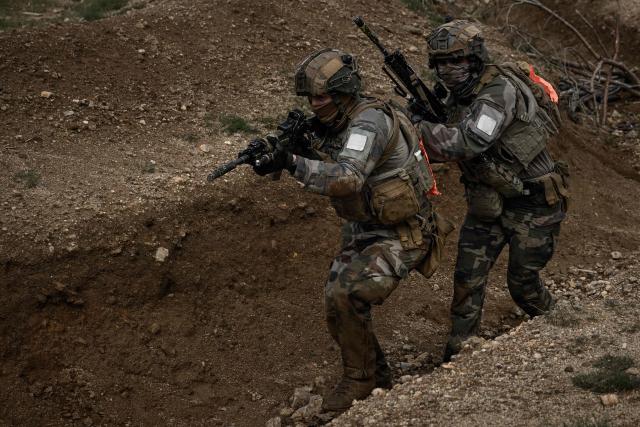 French Foreign Legion paratrooper from the 2nd Foreign Parachute Regiment (2e REP) take part in a trench assault during exercise LIBECCIU 2026, in La Courtine, central France, on May 13, 2026. More than 700 légionnaires are deployed across two French regions for the ten-day field exercise, sharpening the night-warfare and rapid-redeployment skills that define the Legion's airborne identity. (Photo by Philippe LOPEZ / AFP)