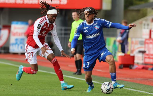 Strasbourg's Belgian midfielder #07 Diego Moreira (R) controls the ball in front of Brest's Malian defender #27 Daouda Guindo (L) during the French L1 football match between Stade Brestois 29 (Brest) and RC Strasbourg Alsace (RCSA) at the Francis-Le-Ble Stadium in Brest on May 13, 2026. (Photo by Fred TANNEAU / AFP)