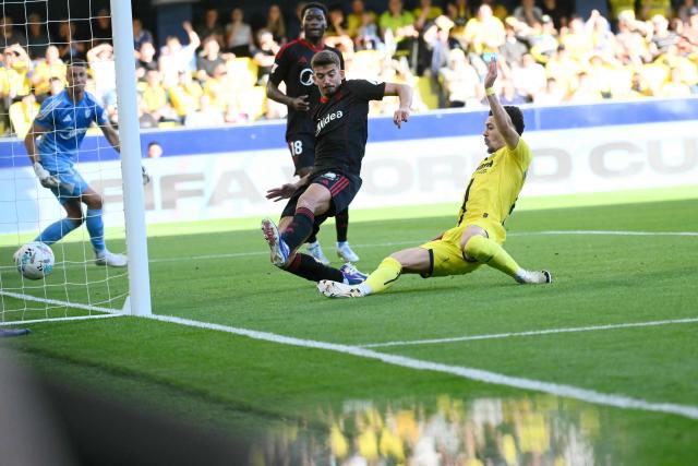 Villarreal's French forward #09 Georges Mikautadze (R) scores his team's second goal during the Spanish league football match between Villarreal CF and Sevilla FC at La Ceramica Stadium in Vila-real on May 12, 2026. (Photo by JOSE JORDAN / AFP)