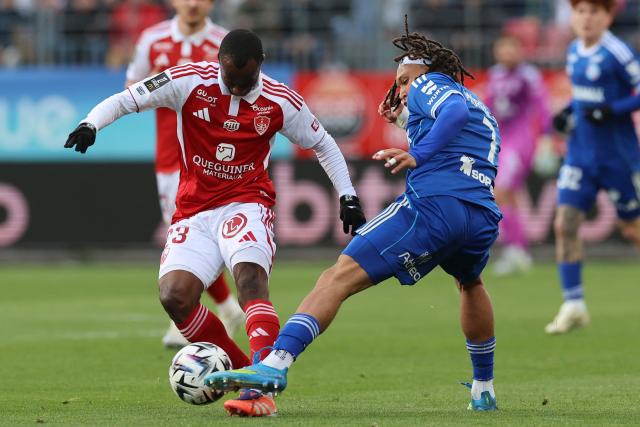 Brest's Malian midfielder #23 Kamory Doumbia (L) vies with Strasbourg's Belgian midfielder #07 Diego Moreira (R) during the French L1 football match between Stade Brestois 29 (Brest) and RC Strasbourg Alsace (RCSA) at the Francis-Le-Ble Stadium in Brest on May 13, 2026. (Photo by Fred TANNEAU / AFP)