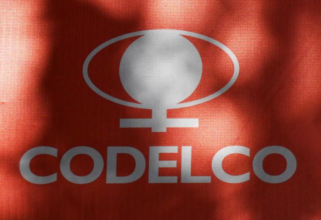 (FILES) The logo of the National Copper Corporation (CODELCO) is pictured on a sign with information about the remodeling of the facade of its building in Santiago on May 20, 2025. The Chilean state-owned company Codelco, the world’s largest copper producer, has launched an audit to investigate whether its copper production forecast for 2025 may have been overestimated, the company told AFP on May 13, 2026. (Photo by RODRIGO ARANGUA / AFP)