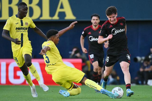 Villarreal's US defender #03 Alexander Freeman tackles Sevilla's Spanish defender #36 Oso during the Spanish league football match between Villarreal CF and Sevilla FC at La Ceramica Stadium in Vila-real on May 12, 2026. (Photo by JOSE JORDAN / AFP)