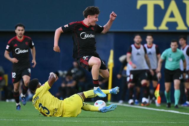 Villarreal's US defender #03 Alexander Freeman tackles Sevilla's Spanish defender #36 Oso during the Spanish league football match between Villarreal CF and Sevilla FC at La Ceramica Stadium in Vila-real on May 12, 2026. (Photo by JOSE JORDAN / AFP)