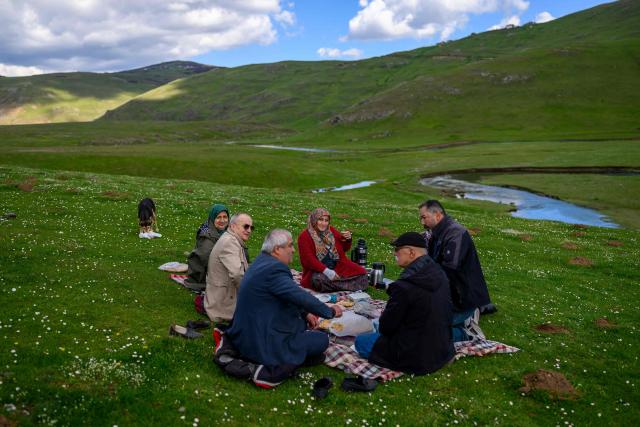 Protesters take a break to eat during a protest march against mining at the Aybasti Plateau in Ordu Province, northeastern Turkey, on May 8, 2026. With Turkey hosting COP31 in November 2026, its own environmental record is being scrutinised, with activists warning about the growing number of water-intensive mining projects as resources dry up. (Photo by Yasin AKGUL / AFP) / TO GO WITH AFP STORY by BURC?N GERCEK
