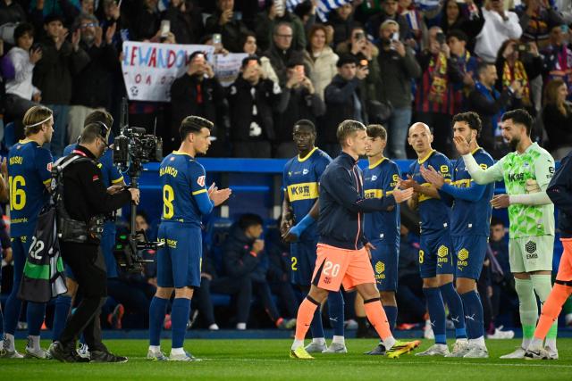Alaves players form a guard of honour for the Barcelona players before the Spanish league football match between Deportivo Alaves and FC Barcelona at Mendizorroza Stadium in Vitoria on May 13, 2026. (Photo by ANDER GILLENEA / AFP)