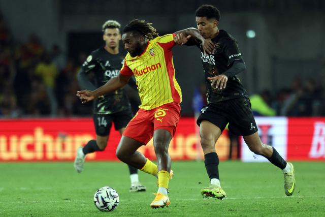 Lens' French forward #09 Allan Saint-Maximin (L) fights for the ball with Paris Saint-Germain's French midfielder #24 Senny Mayulu during the French L1 football match between RC Lens and Paris Saint-Germain (PSG) at the Stade Bollaert-Delelis stadium in Lens on May 13, 2026. (Photo by Francois LO PRESTI / AFP)