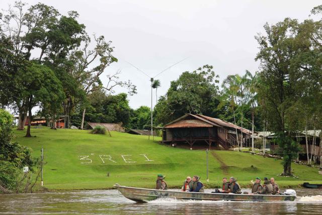 A French prefectural delegation arrives by boat in Camopi, a town on the border with Brazil in the French overseas department of Guiana, on May 11, 2026, where residents are protesting against the increasingly frequent border crossings by illegal gold miners. (Photo by Guillaume REUGE / AFP)