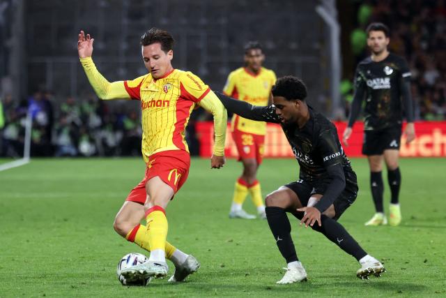 Lens' French forward #10 Florian Thauvin (L) controls the ball during the French L1 football match between RC Lens and Paris Saint-Germain (PSG) at the Stade Bollaert-Delelis stadium in Lens on May 13, 2026. (Photo by Francois LO PRESTI / AFP)