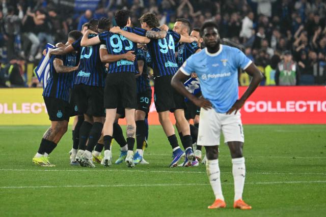 Inter players celebrate after winning the Italian Cup (Coppa Italia) final football match between Lazio Rome and Inter Milan at the Olympic stadium in Rome on May 13, 2026. (Photo by Alberto PIZZOLI / AFP)