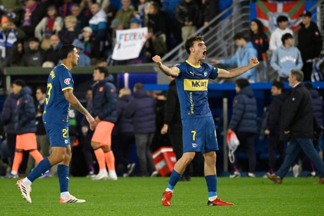 Alaves' Spanish midfielder #07 Angel Perez reacts at the end of the Spanish league football match between Deportivo Alaves and FC Barcelona at Mendizorroza Stadium in Vitoria on May 13, 2026. (Photo by ANDER GILLENEA / AFP)