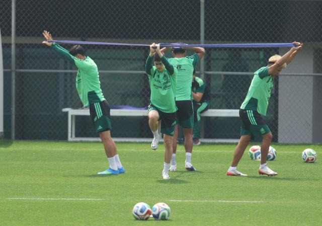 Mexico players exercise during a training session at the high-performance centre in Mexico City May 13, 2026. Mexico will play three friendly matches, against Ghana, Australia and Serbia, before the start of the 2026 FIFA world cup. (Photo by LUIS CORTES / AFP)