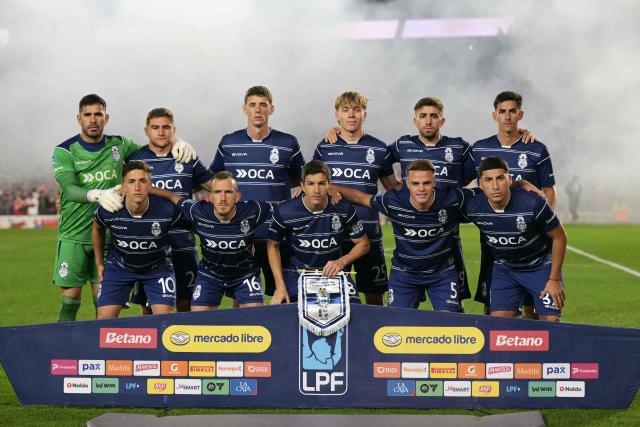 Gimnasia y Esgrima players pose for a team photo ahead of the Argentine Professional Football League 2026 Apertura Tournament quarter-final match between River Plate and Gimnasia y Esgrima La Plata at Monumental Stadium in Buenos Aires on May 13, 2026. (Photo by JUAN MABROMATA / AFP)