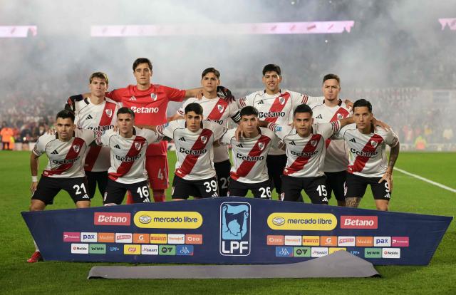 River Plate players pose for a team photo ahead of the Argentine Professional Football League 2026 Apertura Tournament quarter-final match between River Plate and Gimnasia y Esgrima La Plata at Monumental Stadium in Buenos Aires on May 13, 2026. (Photo by JUAN MABROMATA / AFP)