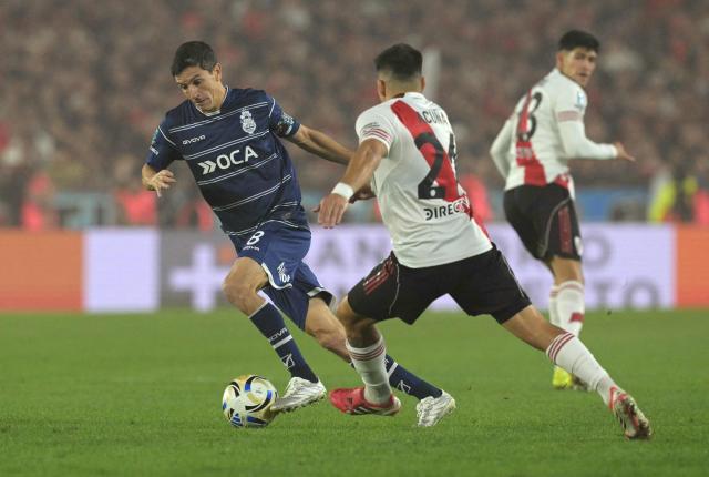 Gimnasia y Esgrima La Plata's midfielder #08 Igancio Fernandez and River Plate's defender #21 Marcos Acuna fight for the ball during the Argentine Professional Football League 2026 Apertura Tournament quarter-final match between River Plate and Gimnasia y Esgrima La Plata at Monumental Stadium in Buenos Aires on May 13, 2026. (Photo by JUAN MABROMATA / AFP)