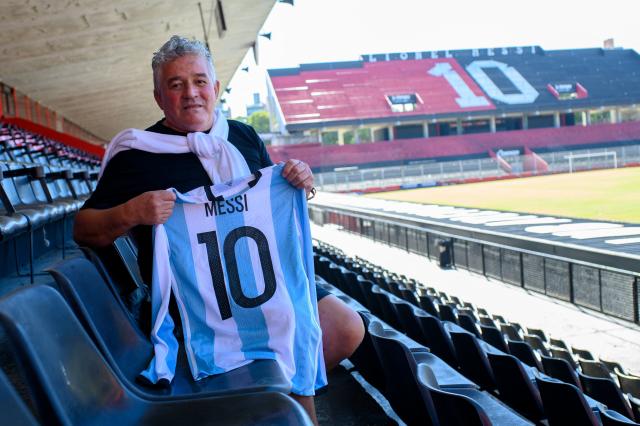 Adrian Coria, the first coach of Argentine footballer Lionel Messi in Newell's youth teams, poses with a jersey gifted to him by Messi at the Marcelo Bielsa stadium of Newell's Old Boys in Rosario, Santa Fe province, Argentina, on April 30, 2026. At the age of 12, Lionel Messi ended the career of his first coach. When Enrique Dominguez stopped coaching him in 1999 at the youth club Malvinas Argentinas in the city of Rosario, he resigned, saying he had "already coached the best player in the world", who could now be set to play in his sixth World Cup. (Photo by Marcelo Manera / AFP)